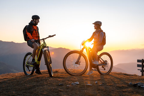 Zwei Mountainbike vor einem Sonnenuntergang