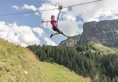 Frau beim Almflieger fliegen