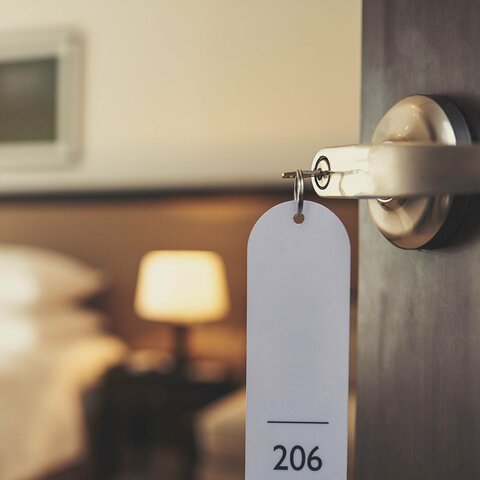 Ein Zimmerschlüssel steckt in einem Schloss