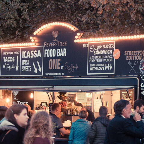 Stand an einem Street Food Markt.