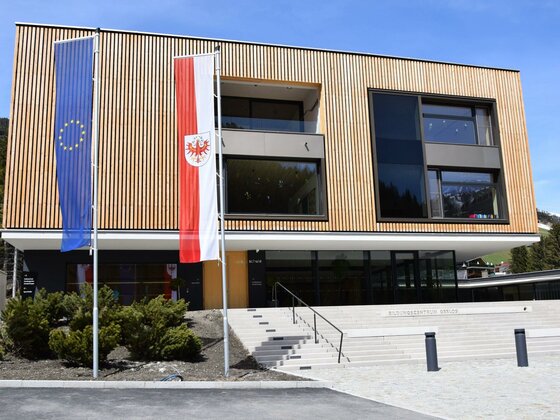 Öffentliche E-Ladestation Auto beim Bildungszentrum Gerlos