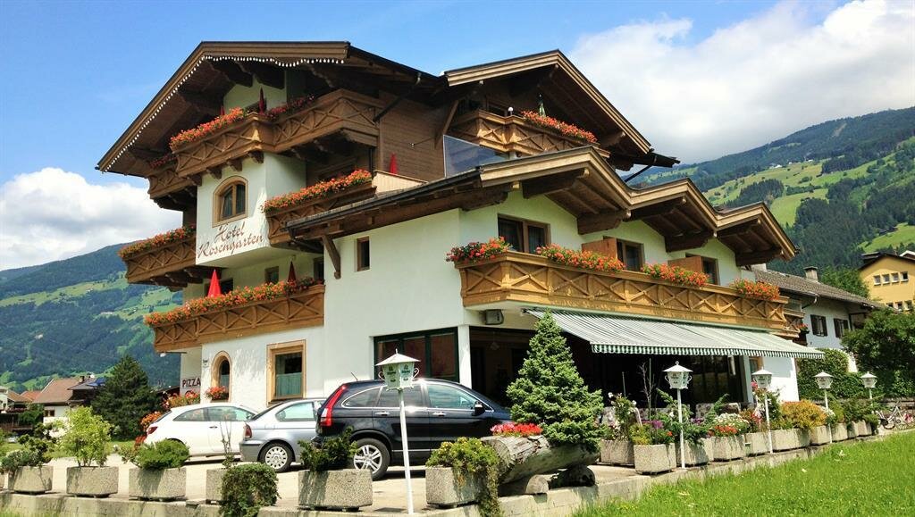 Hotel-Restaurant-Rosengarten-im-Sommer.jpg