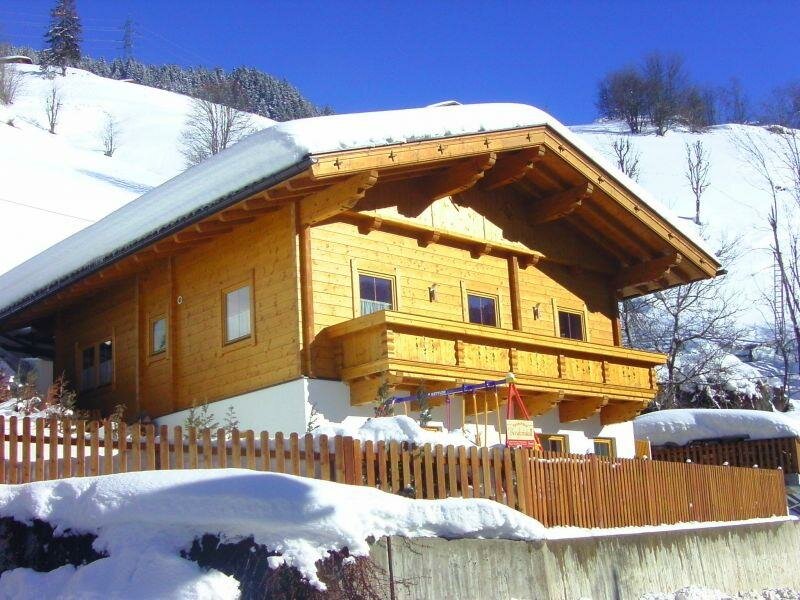 Holzblockhaus-Bergkristall-im-Winter.jpg