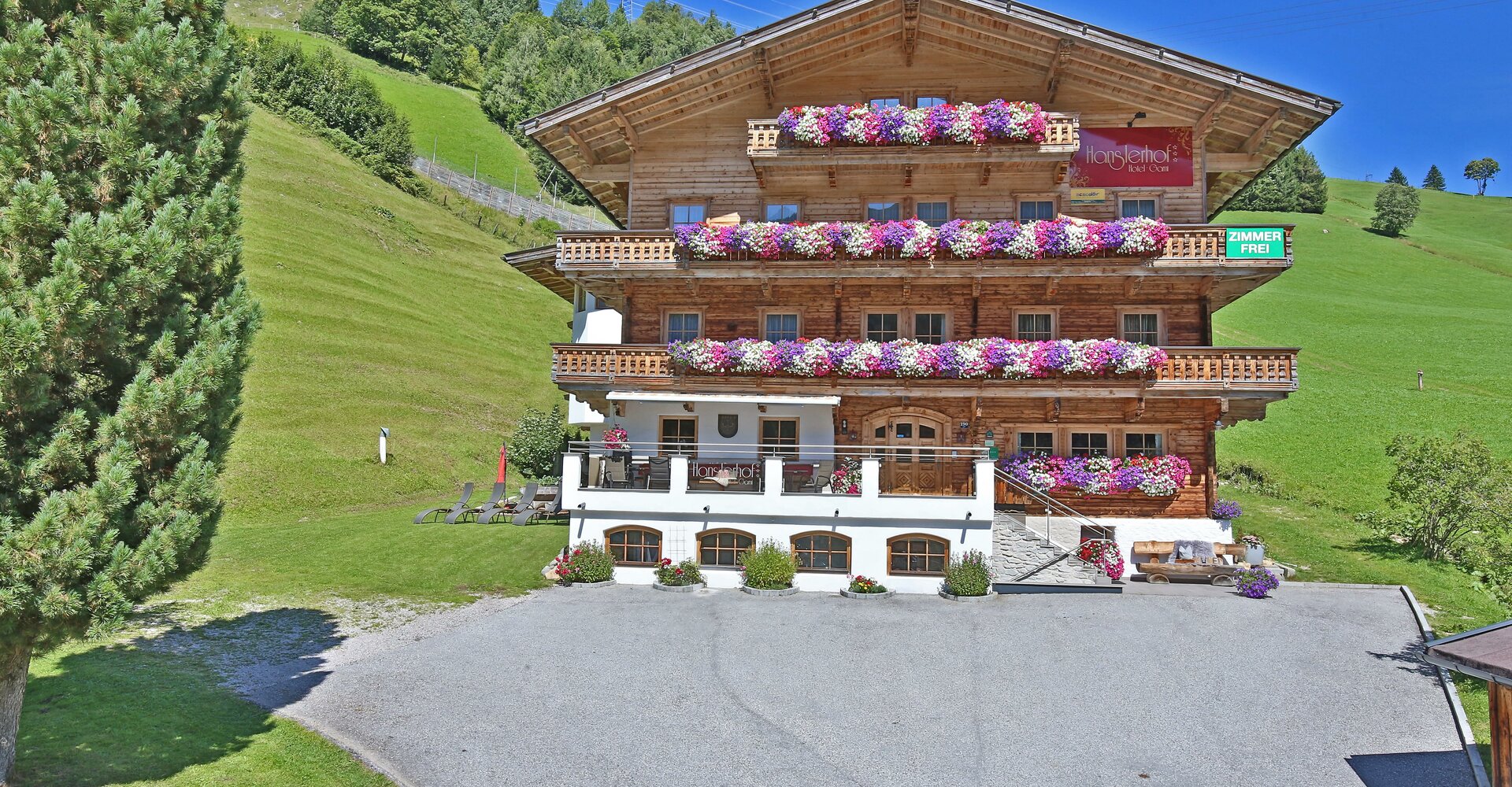 Hausansicht-Sommer.jpg