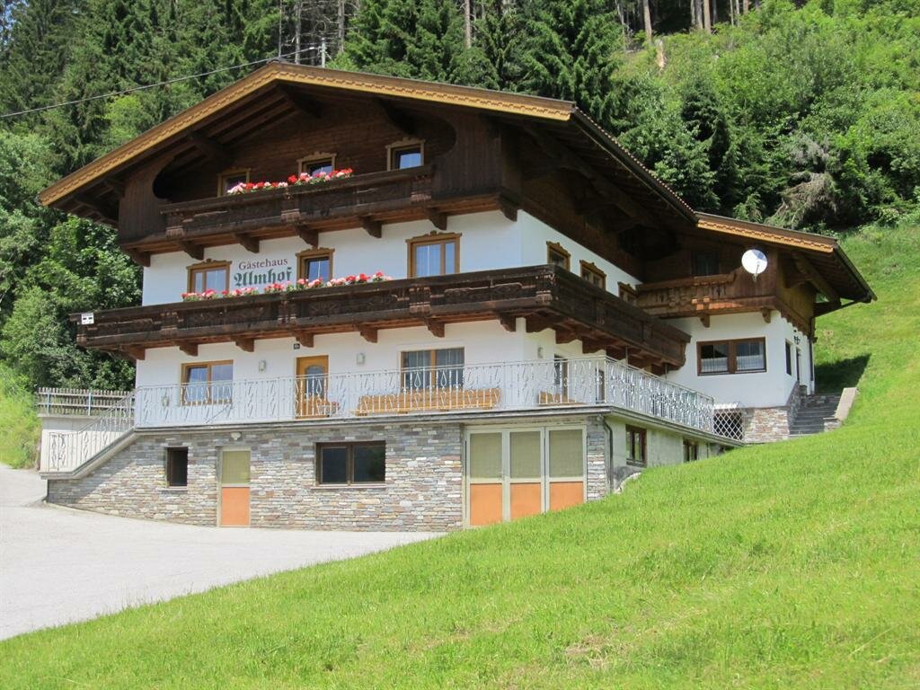 Gaestehaus-Almhof-im-Sommer.jpg