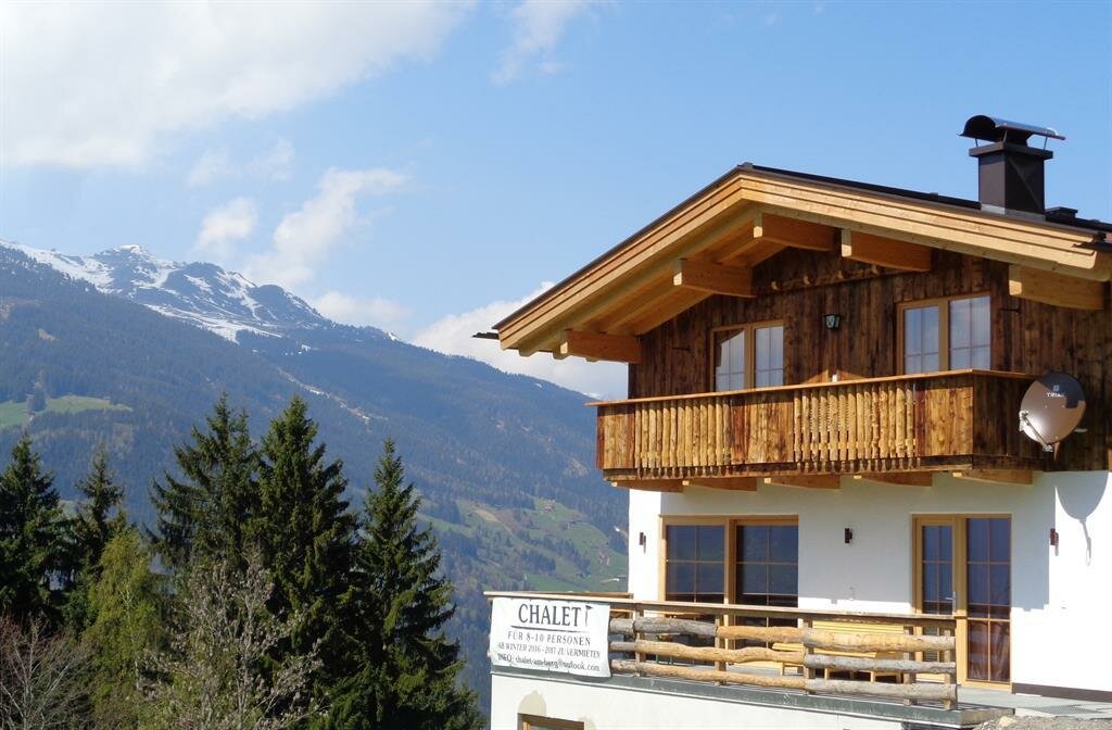 Chalet-Astenstadl-mit-Blick-auf-die-Zillertaler-Be.jpg
