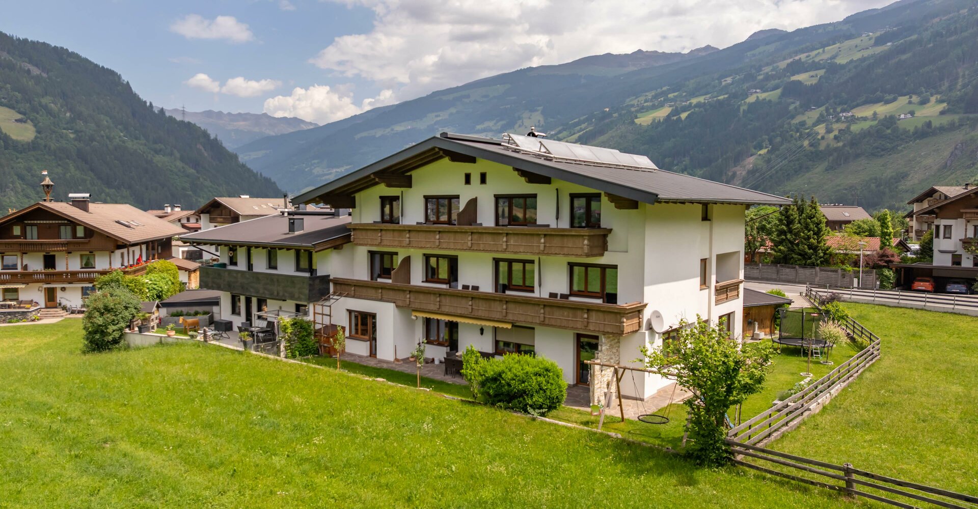 Alpenzeit-Zillertal-Blick-richtung-Zillertal-Arena.jpg