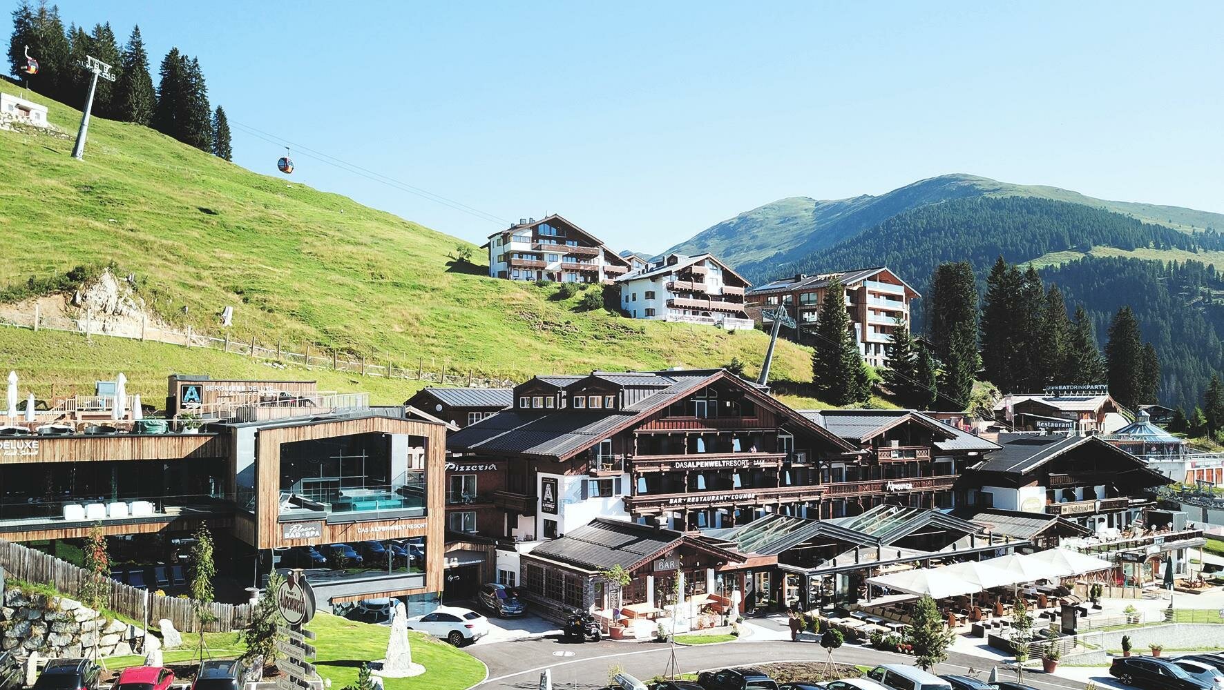 Hotel-Aussenansicht-mit-Susi-AlmSommer-1.jpg