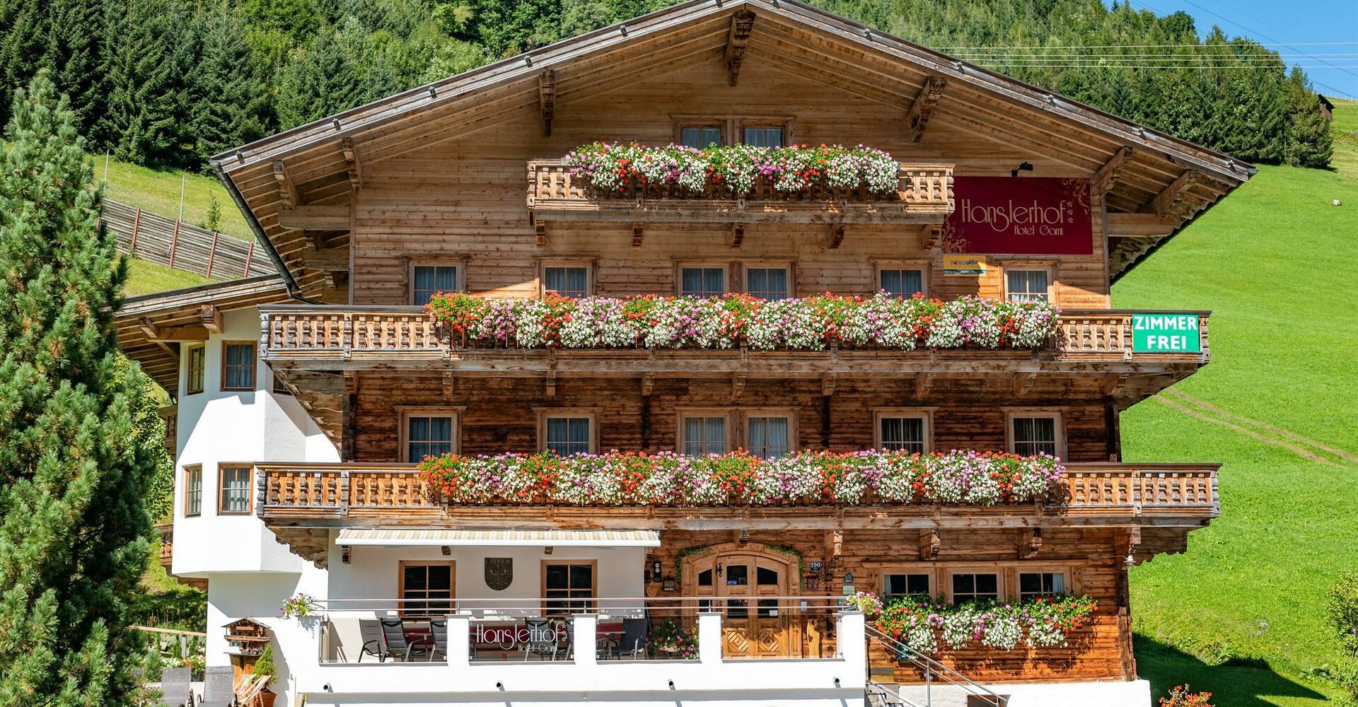 Hotel-Garni-Hanslerhof-im-Sommer.jpg