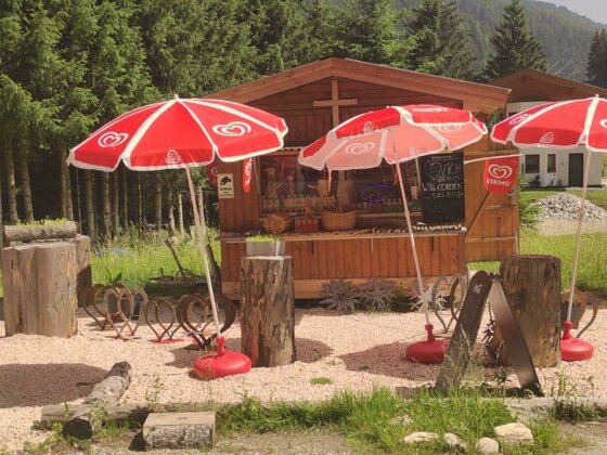 Selbstbedienungs-Laden am Eingang des Schwarzachtales