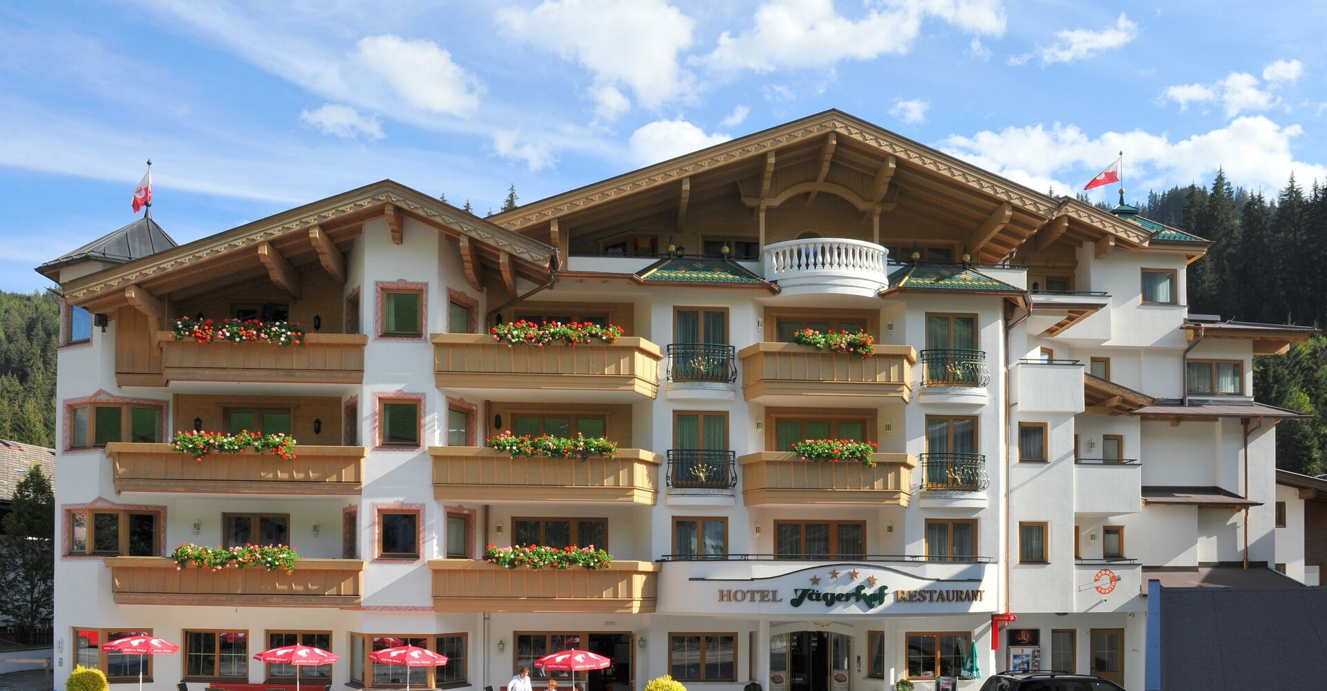 Hotel-Restaurant-Jaegerhof-im-Sommer.jpg