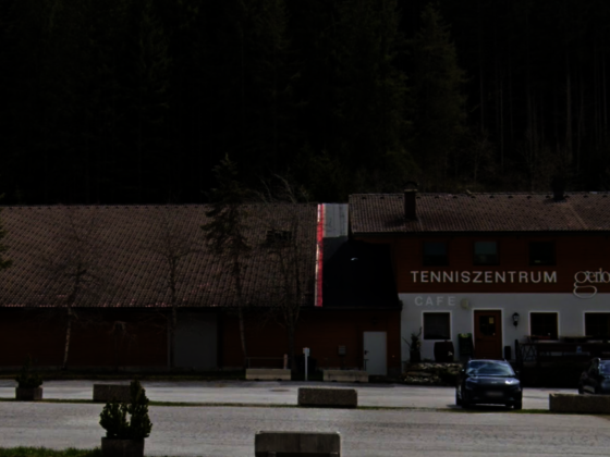 Öffentliche E-Ladestation Auto Parkplatz Tennishalle