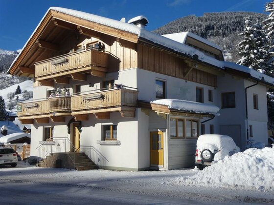 Öffentliche E-Ladestation Auto beim Gästehaus "Die Geislerin"