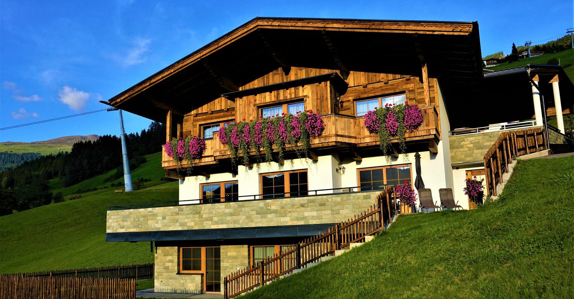 Hausaussenansicht-im-Sommer.jpg